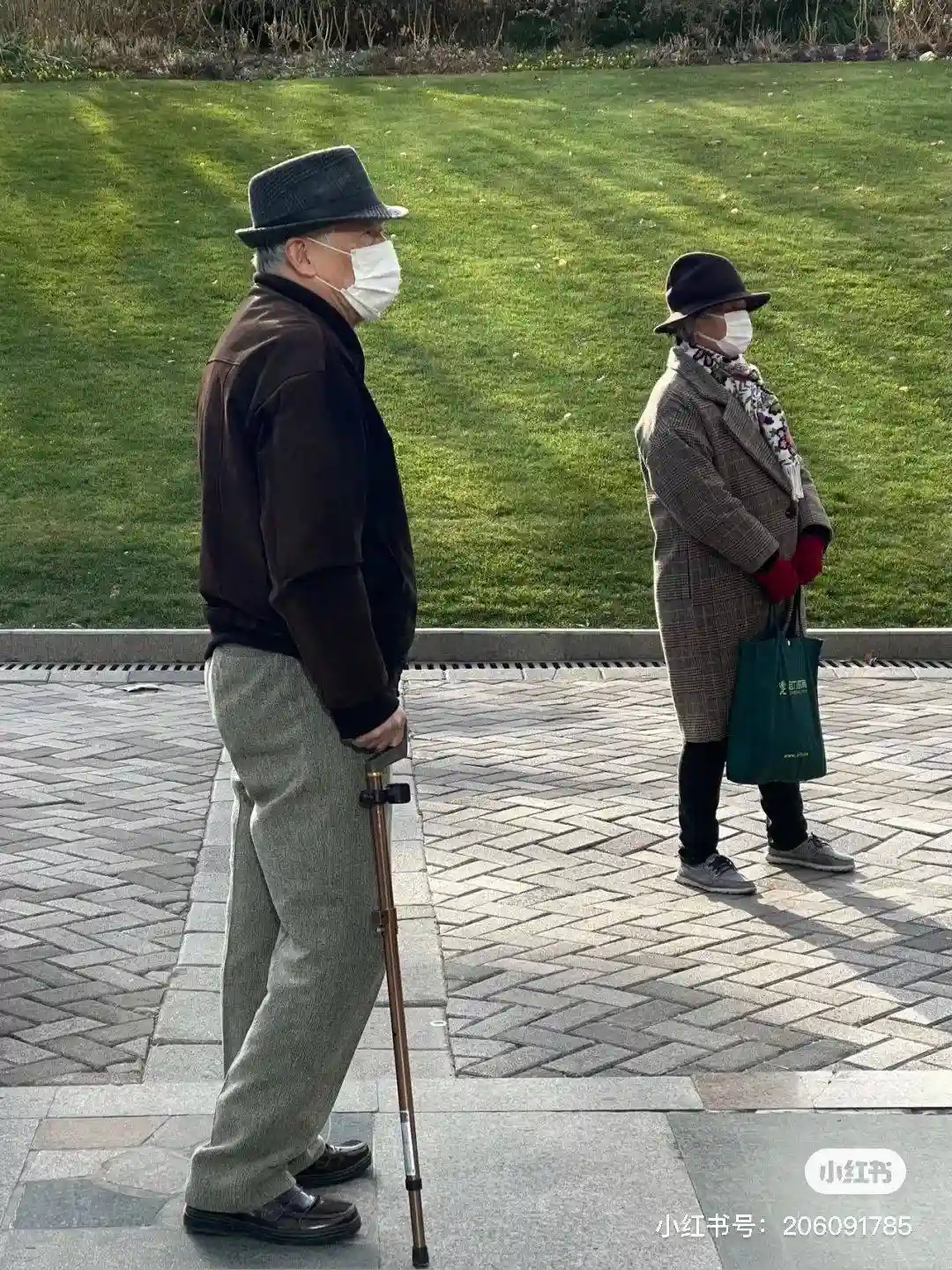 土味穿搭引爆上海街头，银发族气质逆袭成时尚新宠