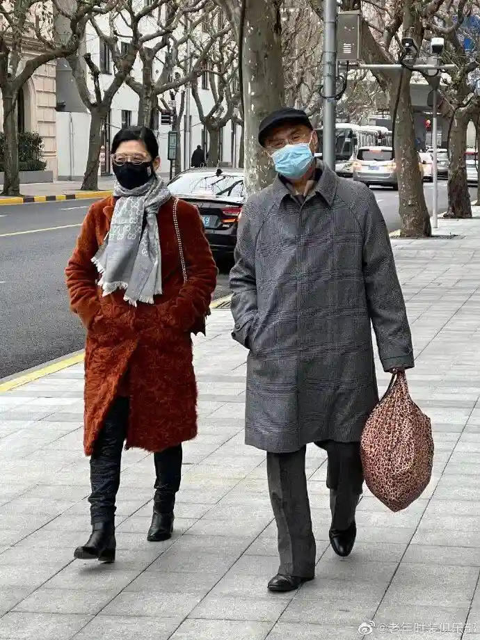 土味穿搭引爆上海街头，银发族气质逆袭成时尚新宠