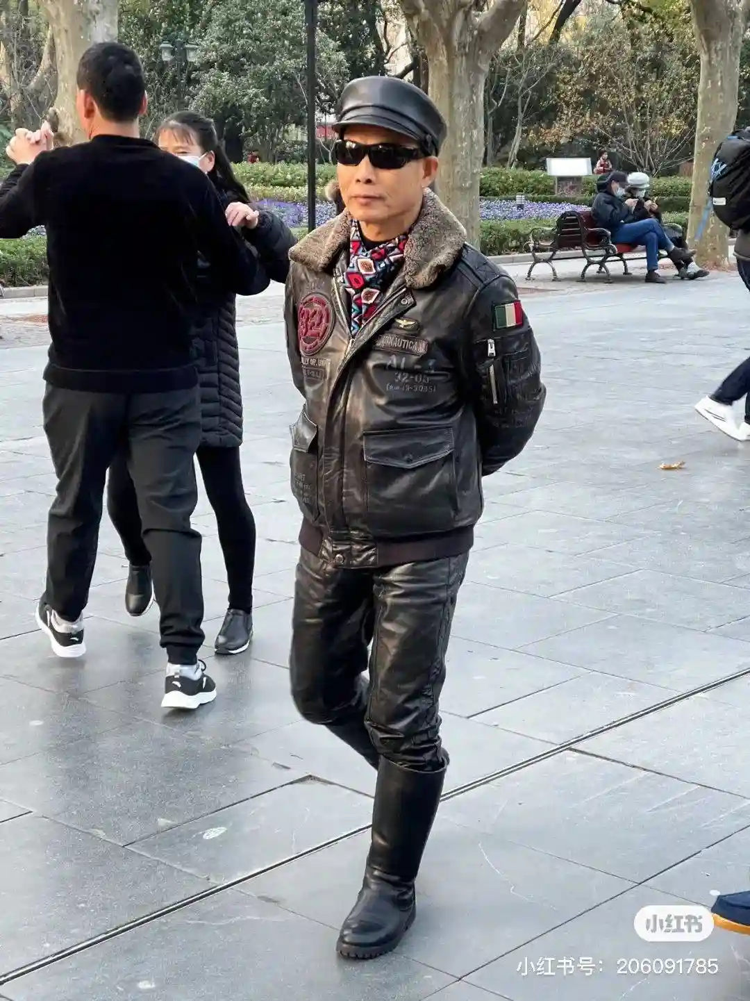 土味穿搭引爆上海街头，银发族气质逆袭成时尚新宠