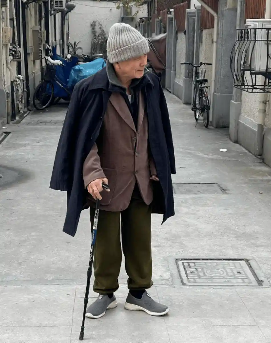 土味穿搭引爆上海街头，银发族气质逆袭成时尚新宠