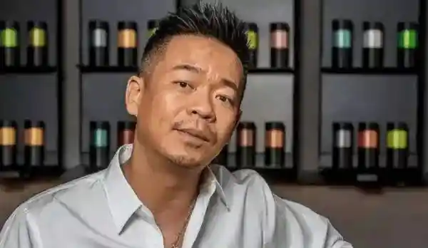 孙浩当街小便引争议，文明底线何在？