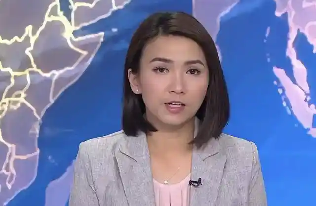 现实版新闻女王火场一线报道，专业台风震撼全网