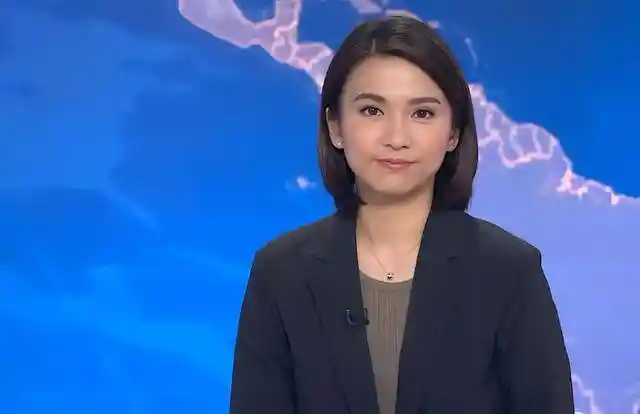 现实版新闻女王火场一线报道，专业台风震撼全网