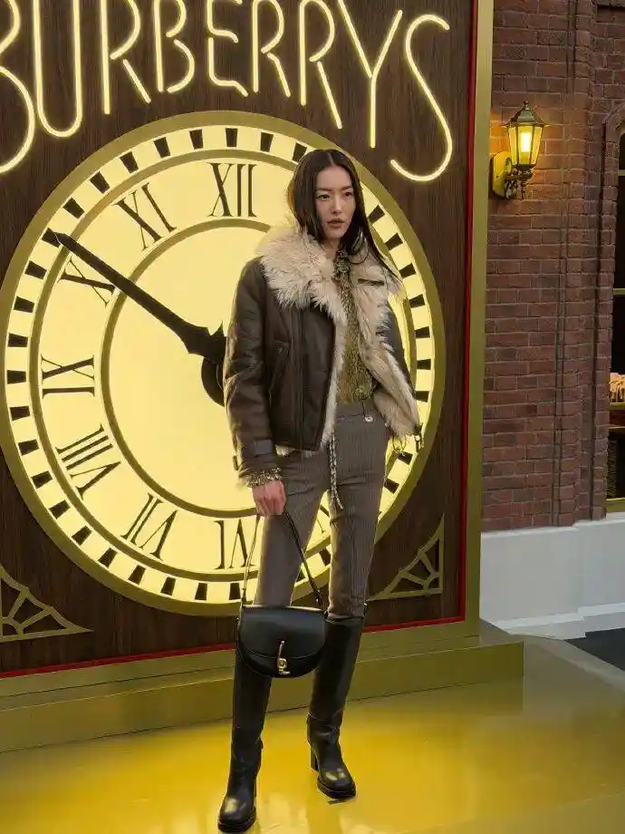 刘雯惊艳亮相：逆天长腿重塑超模美学新标杆