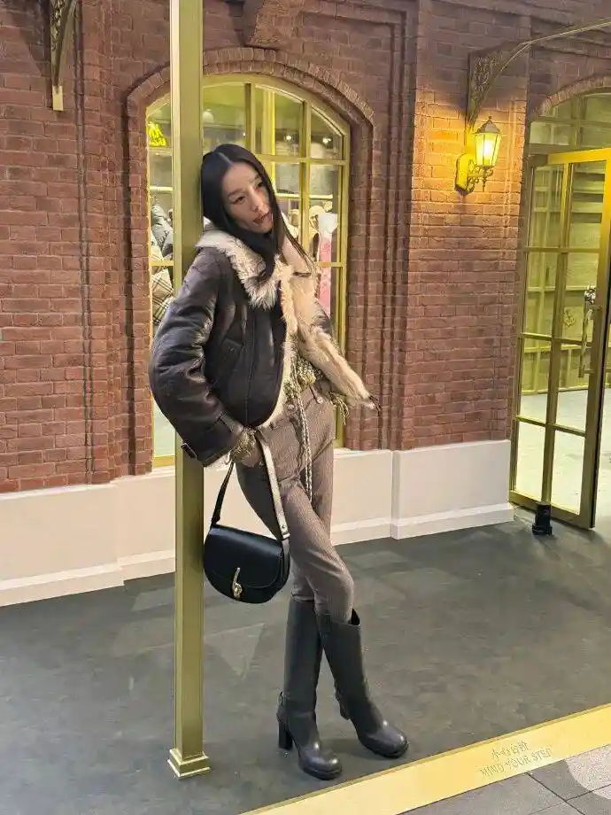 刘雯惊艳亮相：逆天长腿重塑超模美学新标杆