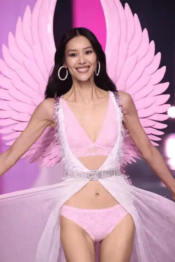 刘雯惊艳亮相：逆天长腿重塑超模美学新标杆