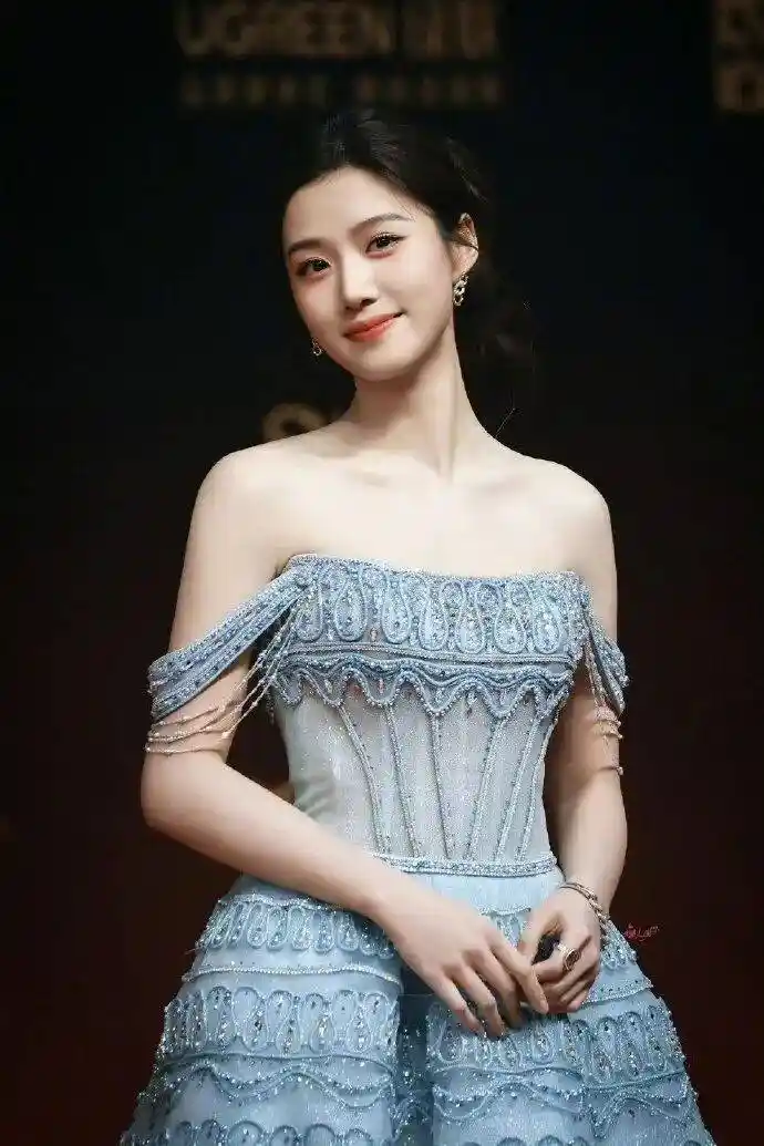 卢昱晓惊艳亮相：蓝色公主裙勾勒优雅曲线，事业线若隐若现尽显女神风范