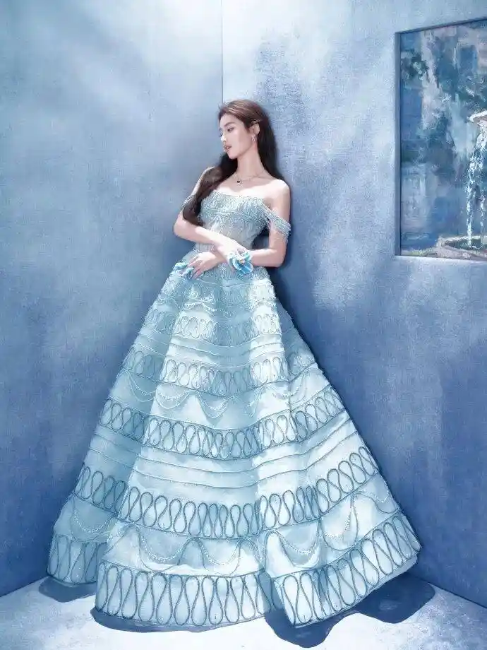卢昱晓惊艳亮相：蓝色公主裙勾勒优雅曲线，事业线若隐若现尽显女神风范