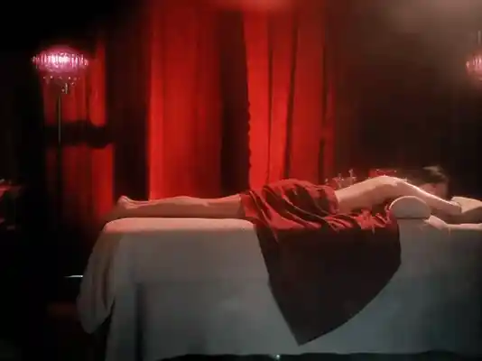 张俪首曝性感美背,41岁魅力爆棚引热议