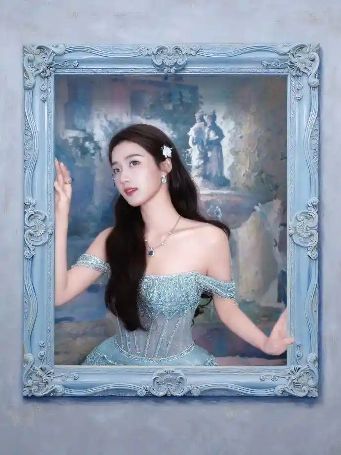 卢昱晓蓝裙亮相，事业线尽显性感魅力