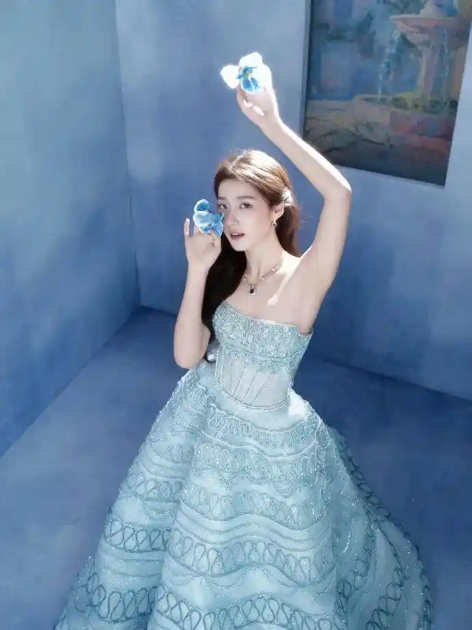 卢昱晓蓝裙亮相，事业线尽显性感魅力