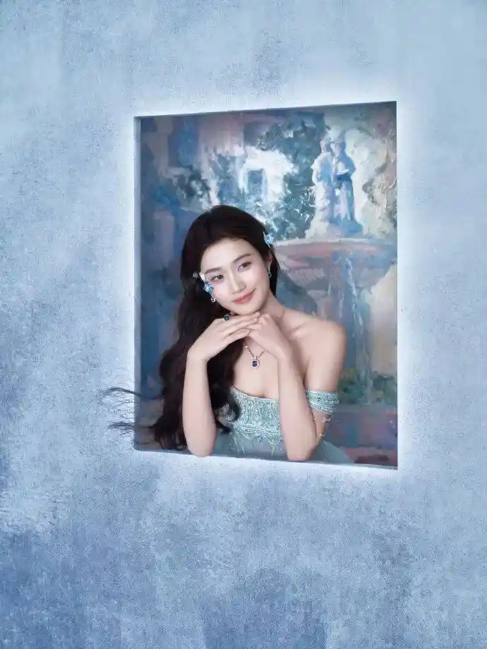 卢昱晓蓝裙亮相，事业线尽显性感魅力