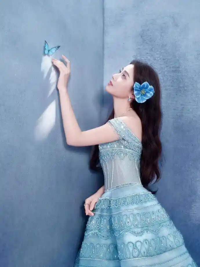 卢昱晓蓝裙亮相，事业线尽显性感魅力