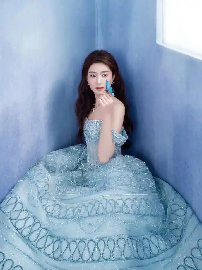 卢昱晓蓝裙尽显性感魅力,事业线惊艳全场