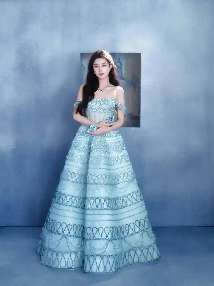 卢昱晓蓝裙尽显性感魅力,事业线惊艳全场