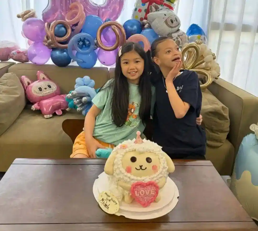 钟丽淇女儿患罕见基因病,无法行走说话,家族悲情引关注