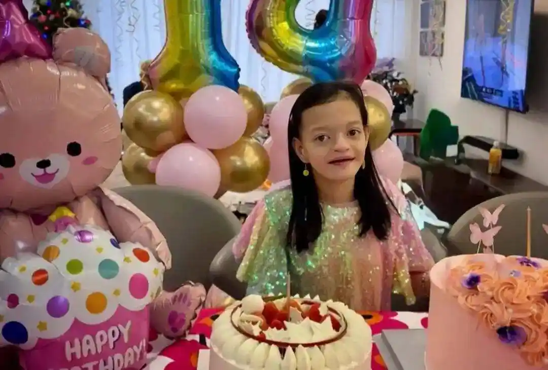 钟丽淇女儿患罕见基因病,无法行走说话,家族悲情引关注