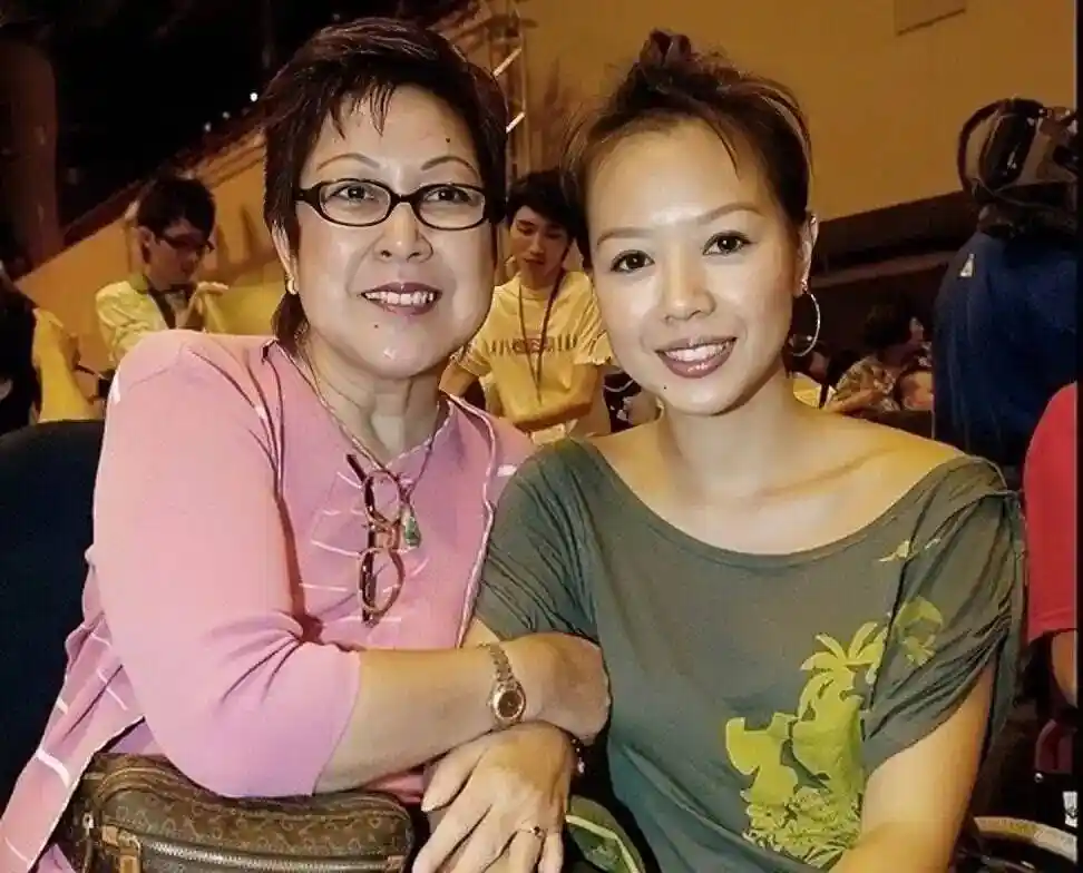 钟丽淇女儿患罕见基因病,无法行走说话,家族悲情引关注