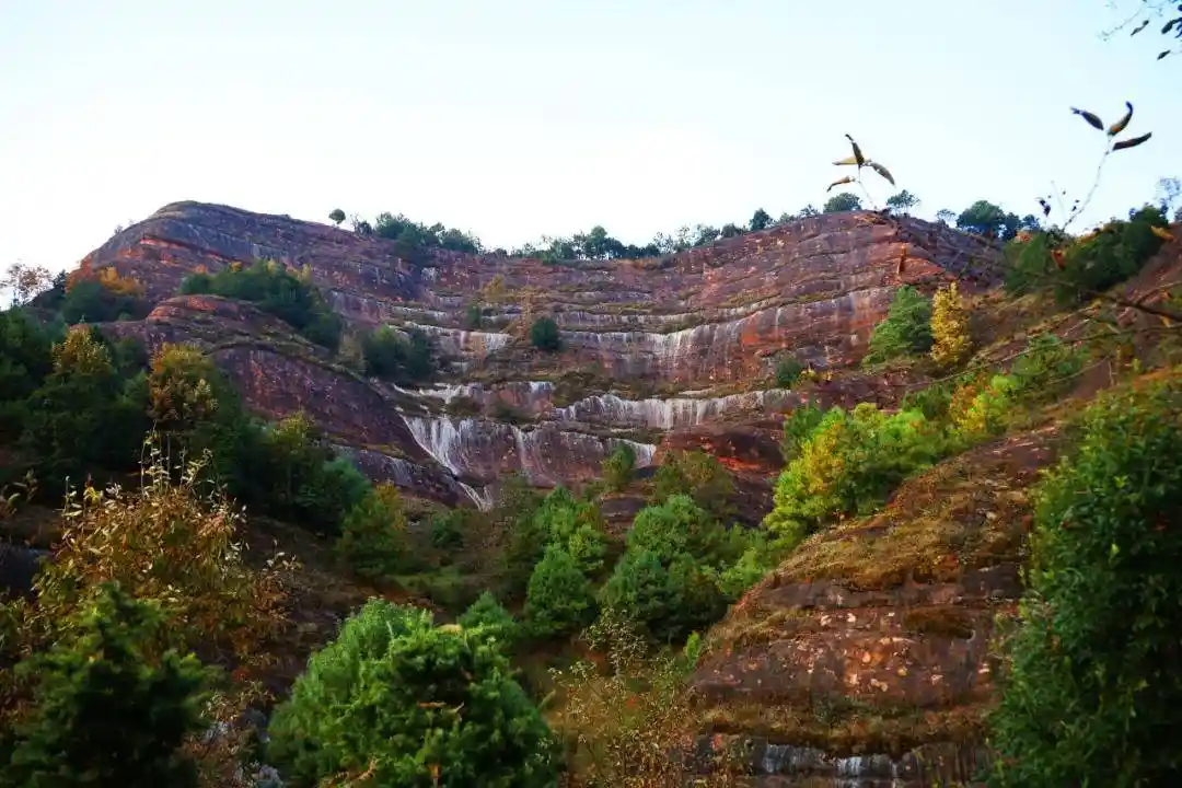 威宁小海镇丹霞+农旅绘就赤色三河村新画卷