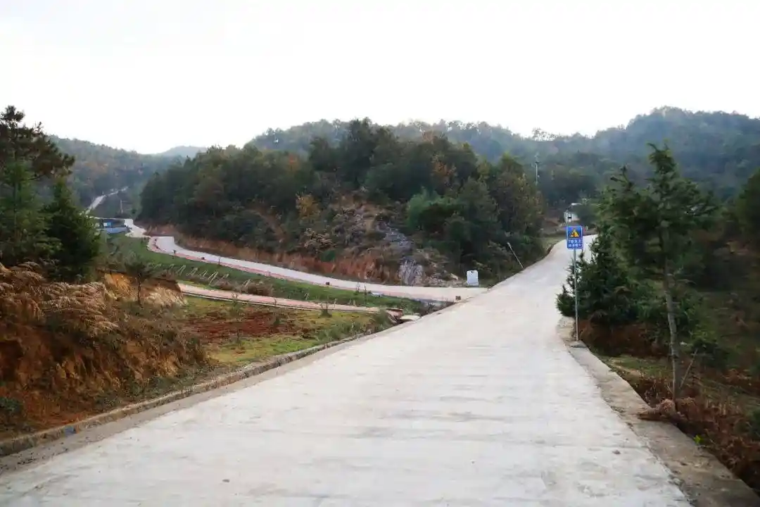 威宁小海镇丹霞+农旅绘就赤色三河村新画卷