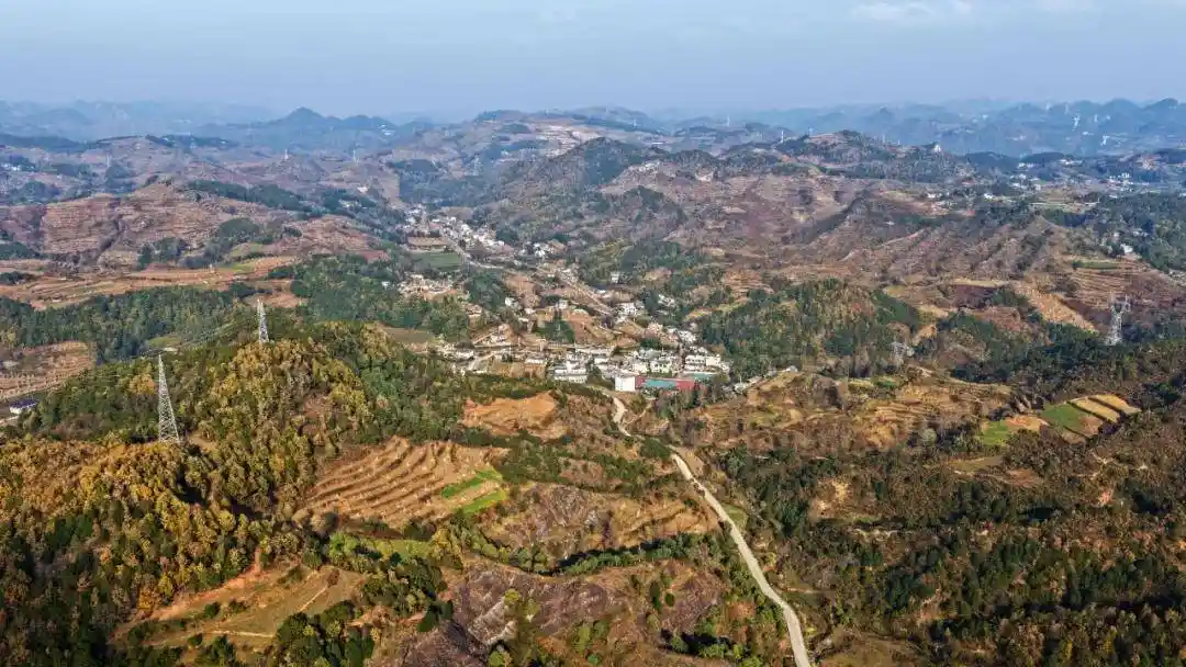 威宁小海镇丹霞+农旅绘就赤色三河村新画卷