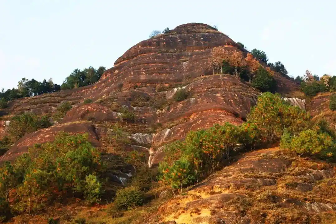 威宁小海镇丹霞+农旅绘就赤色三河村新画卷