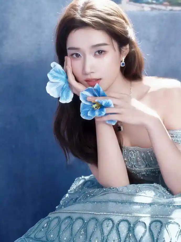 卢昱晓惊艳亮相：蓝色公主裙勾勒优雅曲线，事业线若隐若现美出新高度