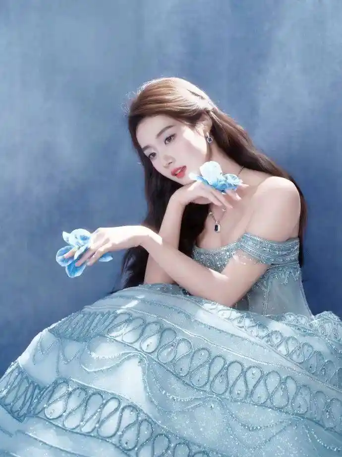 卢昱晓惊艳亮相：蓝色公主裙勾勒优雅曲线，事业线若隐若现美出新高度