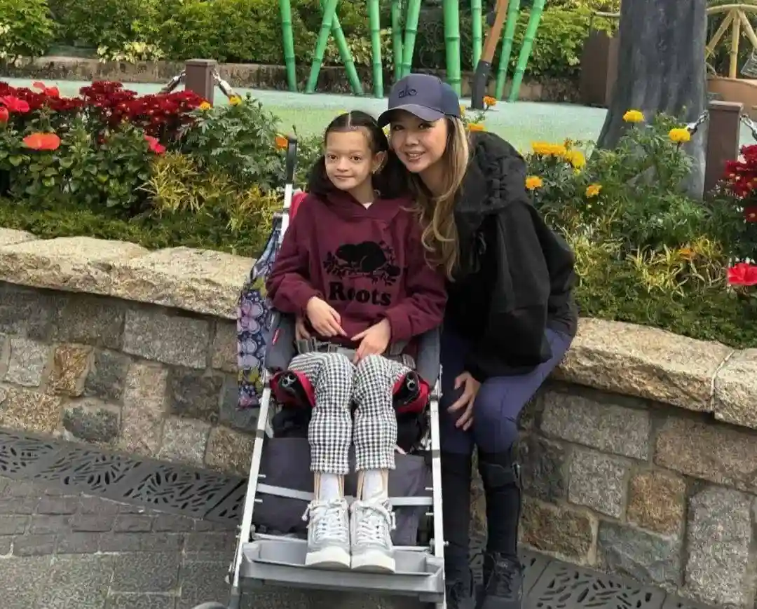 钟丽淇女儿罹患罕见基因病,无法行走说话,母亲兄长皆因病离世