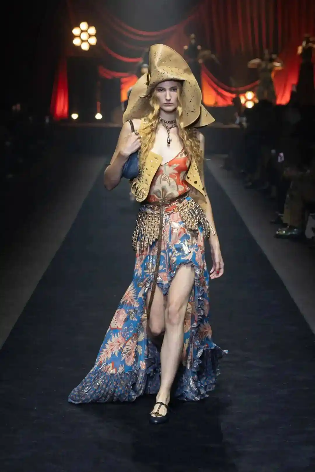 乾隆风遇上意大利狂想！Etro 2026春夏引爆色彩革命：流苏舞动，马可·德·文森佐重塑东方奢韵