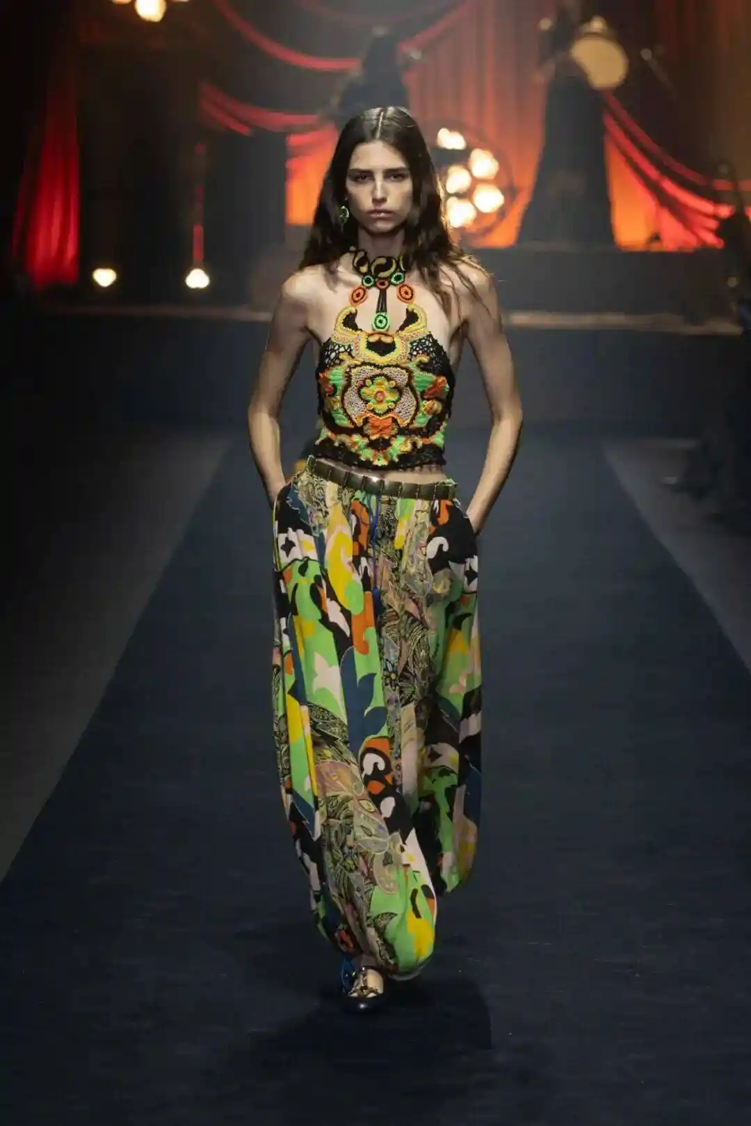 乾隆风遇上意大利狂想！Etro 2026春夏引爆色彩革命：流苏舞动，马可·德·文森佐重塑东方奢韵