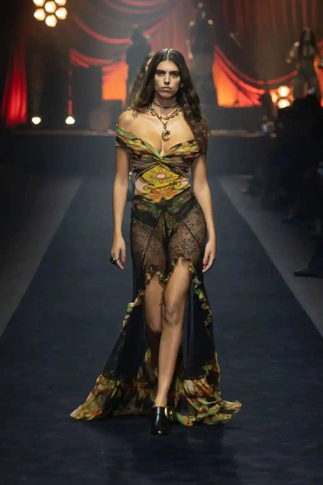 乾隆风遇上意大利狂想！Etro 2026春夏引爆色彩革命：流苏舞动，马可·德·文森佐重塑东方奢韵