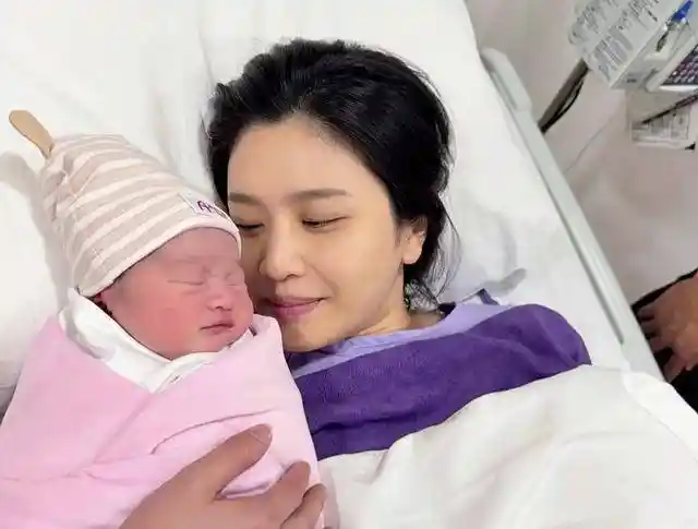 林芊妤剖腹诞女，孕期验血惊现染色体异常引热议