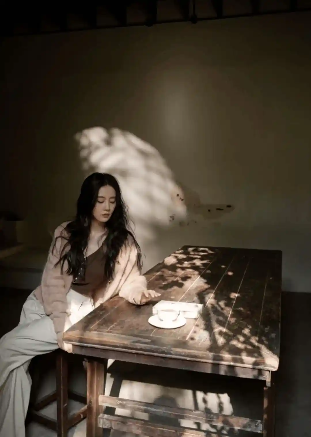 刘诗诗穿紫毛衣+阔腿裤惊艳亮相！兔毛羊毛混搭温柔暴击，大降温后时尚圈炸了