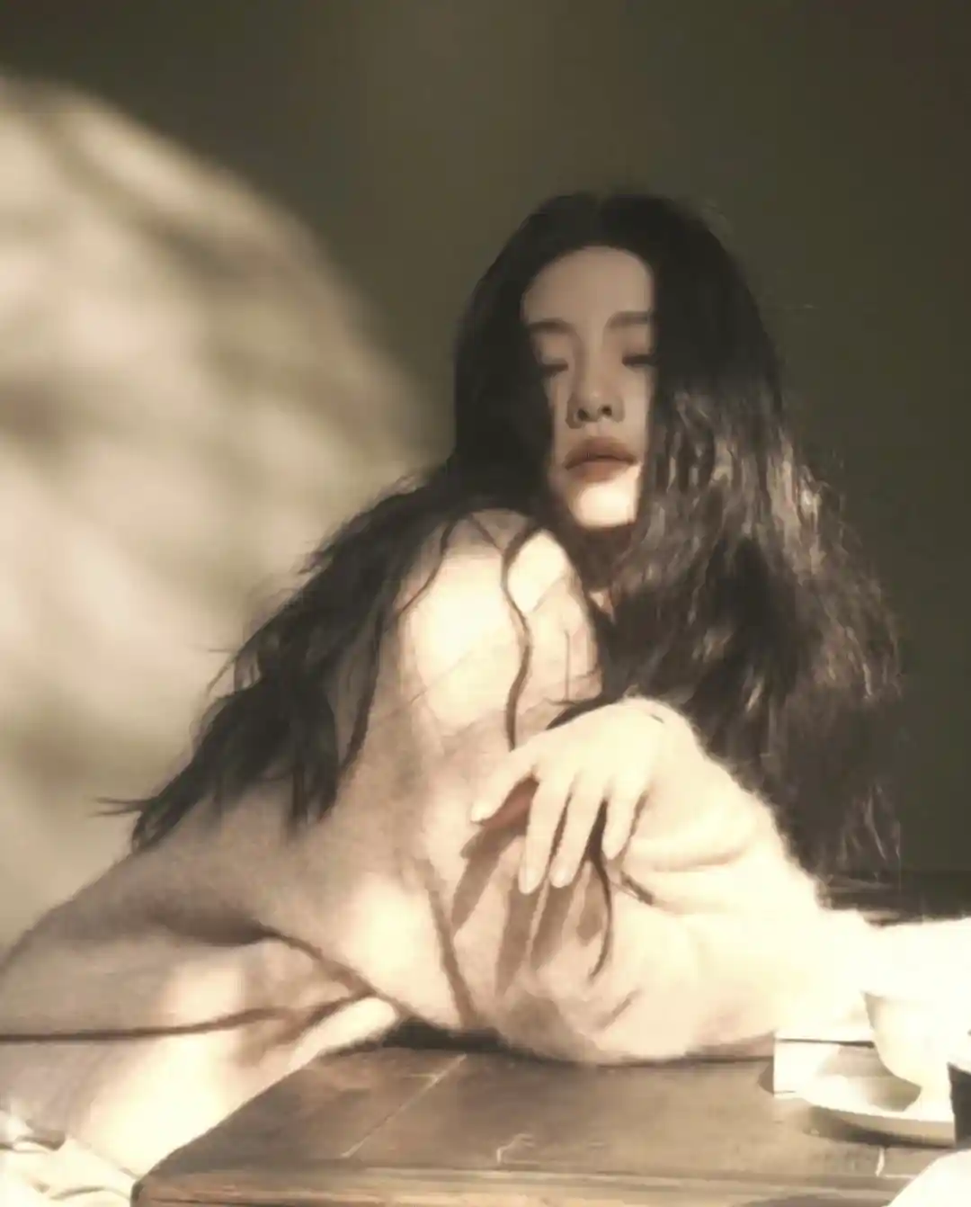 刘诗诗穿紫毛衣+阔腿裤惊艳亮相！兔毛羊毛混搭温柔暴击，大降温后时尚圈炸了