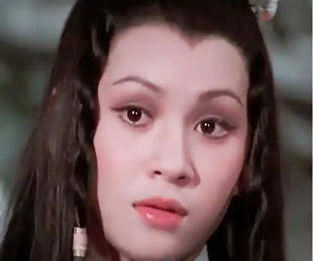 余安安突发意外左脚骨裂肿如馒头！闪婚周润发旧事再引热议，神秘男友李万祺紧急现身陪诊