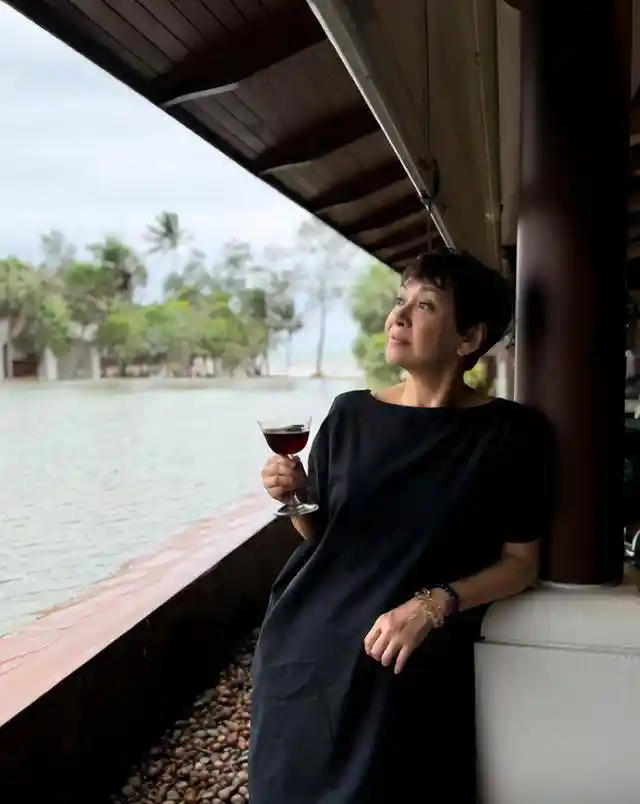 余安安突发意外左脚骨裂肿如馒头!闪婚周润发旧事再引热议,神秘男友李万祺紧急现身陪诊