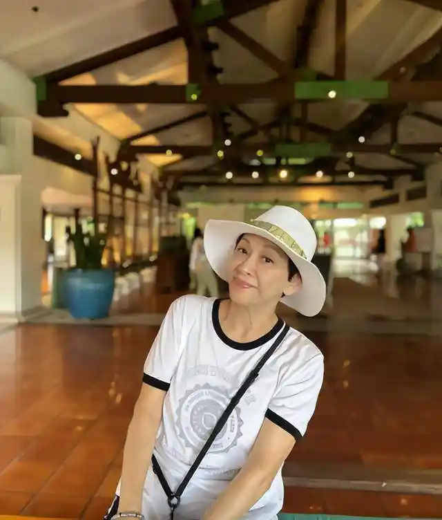 余安安突发意外左脚骨裂肿如馒头!闪婚周润发旧事再引热议,神秘男友李万祺紧急现身陪诊