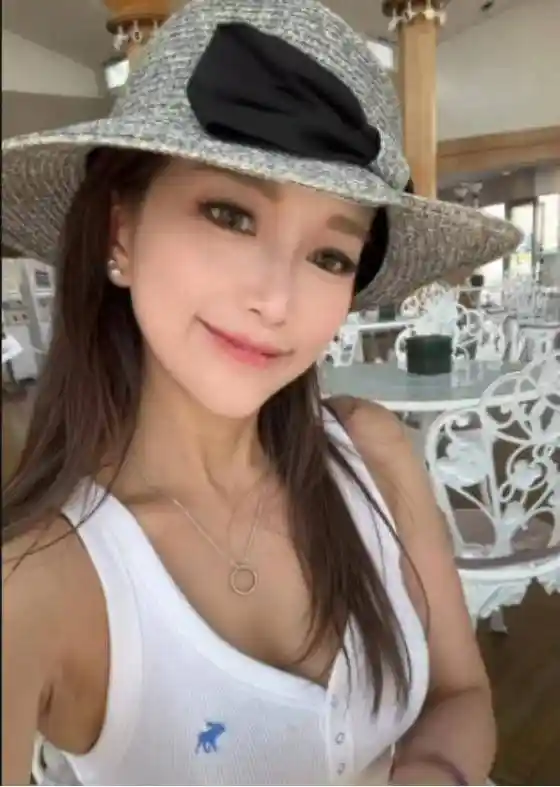 港星雅诗移英梦碎回流,直播遭男友怒斥、私照外泄引爆舆论风暴