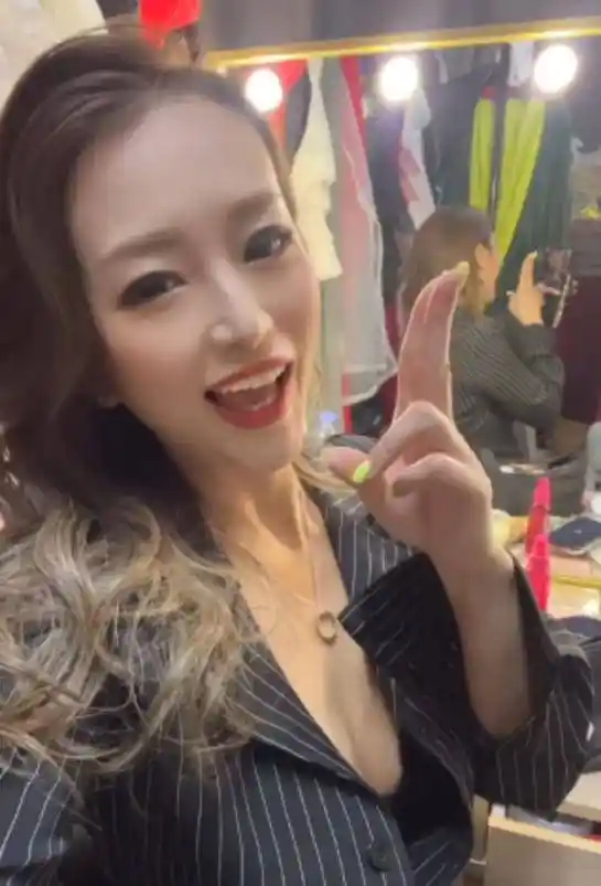 港星雅诗移英梦碎回流,直播遭男友怒斥、私照外泄引爆舆论风暴