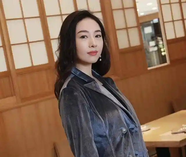 贾晓晨复出拍剧引热议，抑郁症困扰引离婚传闻风波再起