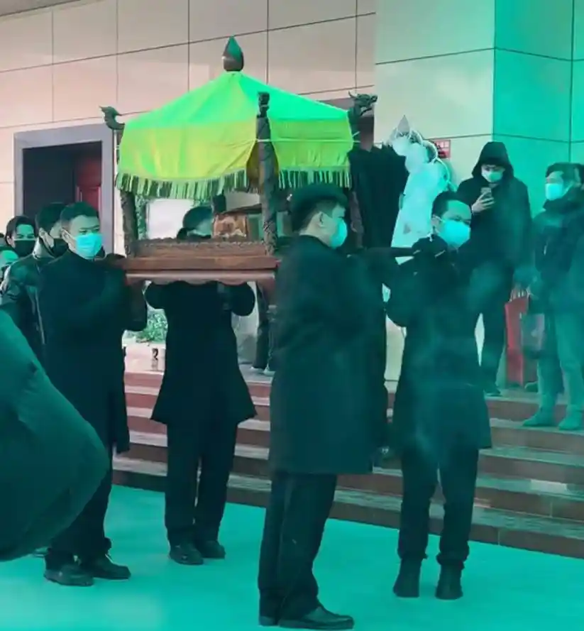 何晴遗照惊现葬礼,四人抬轿送别,廖京生张青泪洒现场