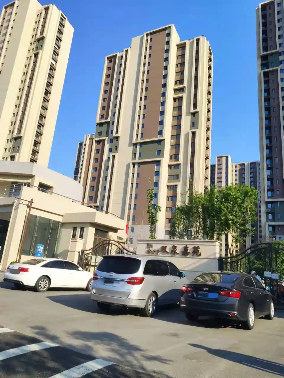 王丽坤陷诈骗风波:前夫成最大受害者?网友热议豪门婚姻的代价