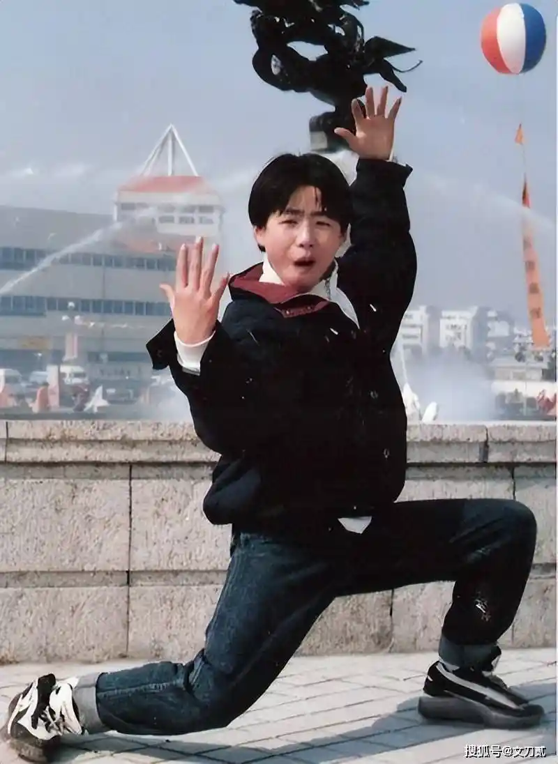 胡彦斌爆火出圈!90后小花集体倒追、顶流女网红争相合体,他凭什么成新晋人间理想?