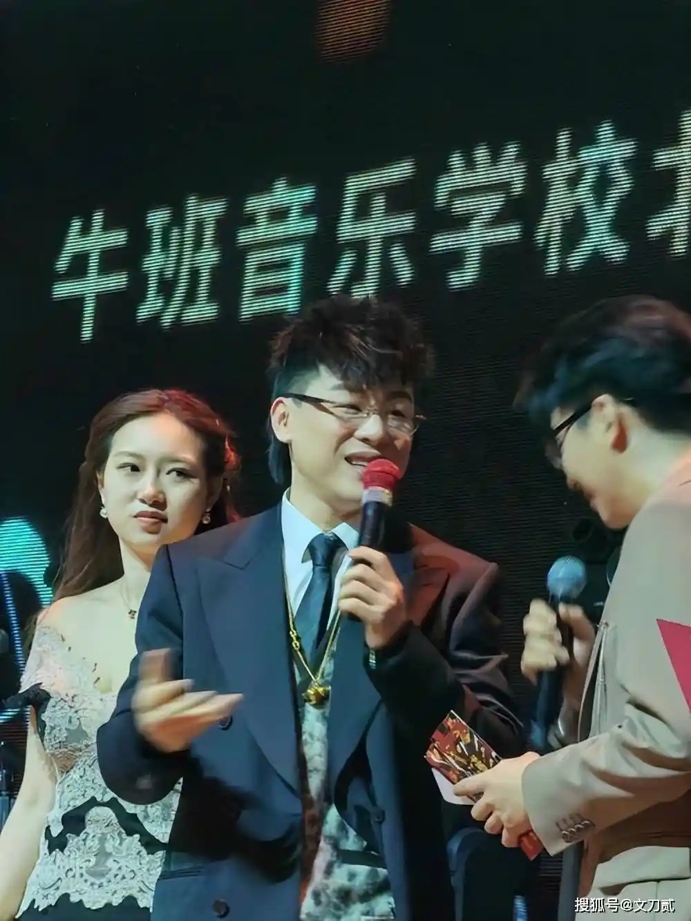 胡彦斌爆火出圈!90后小花集体倒追、顶流女网红争相合体,他凭什么成新晋人间理想?