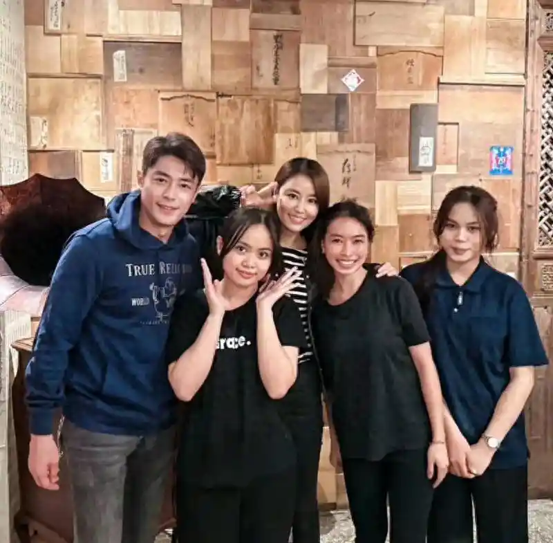 林心如霍建华聚餐曝光，50岁依旧少女感爆棚，霍建华喉结成焦点