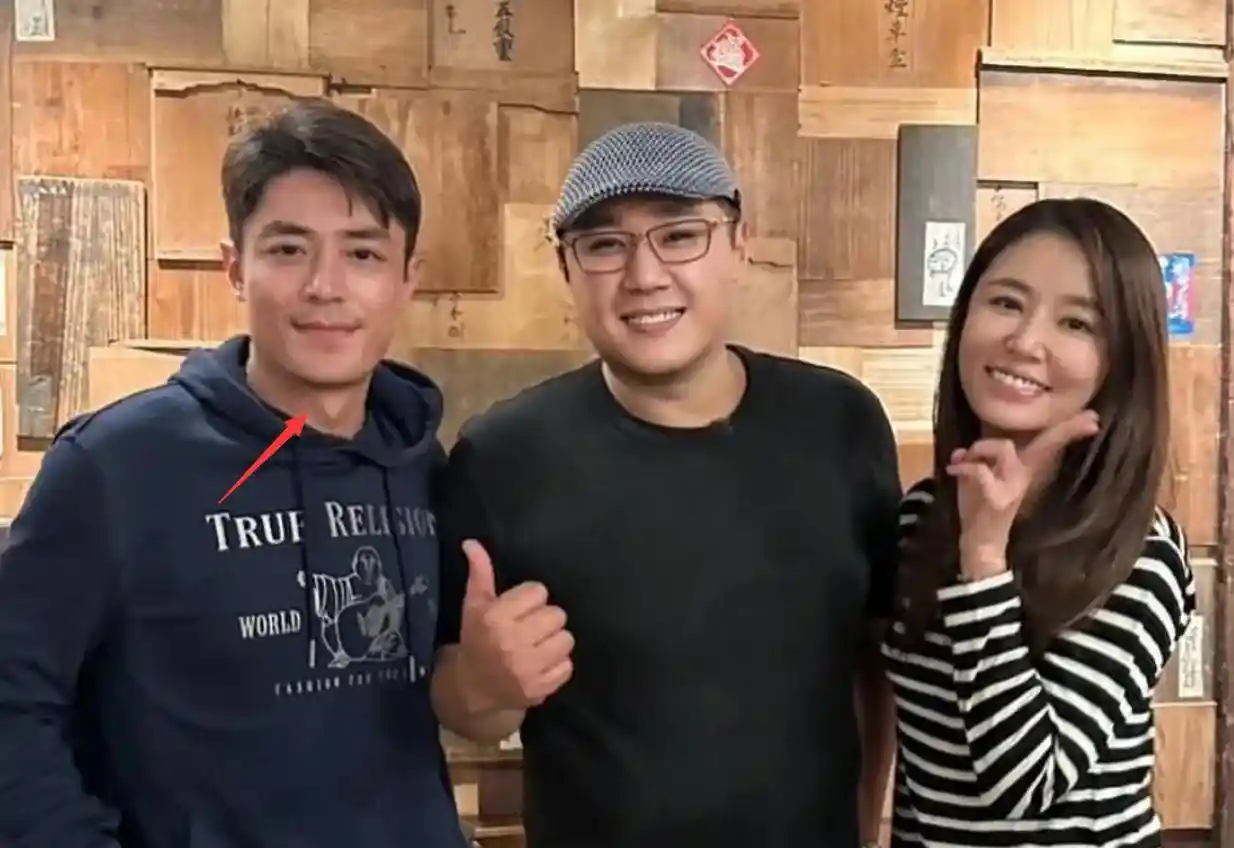 林心如霍建华聚餐曝光,50岁依旧少女感爆棚,霍建华喉结成焦点