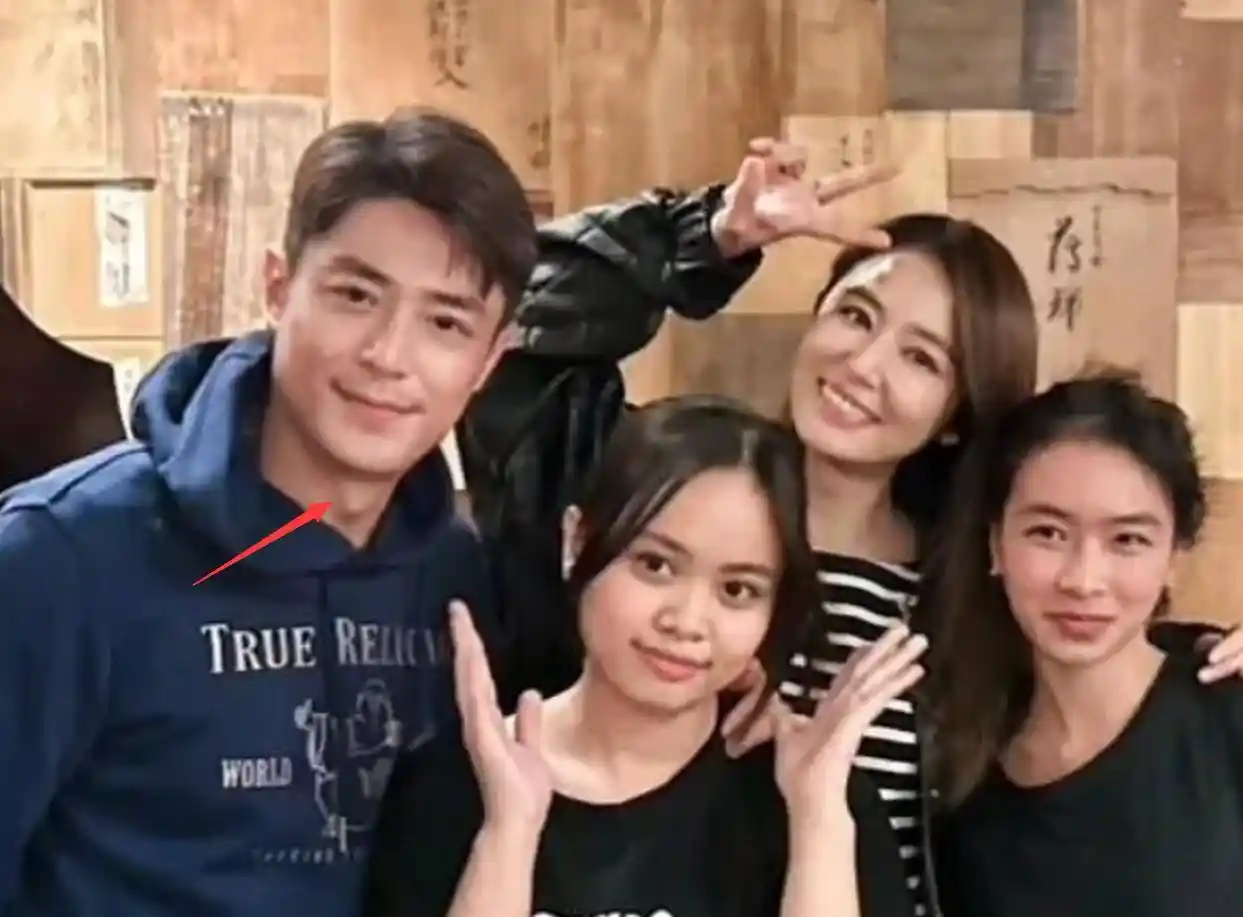 林心如霍建华聚餐曝光,50岁依旧少女感爆棚,霍建华喉结成焦点