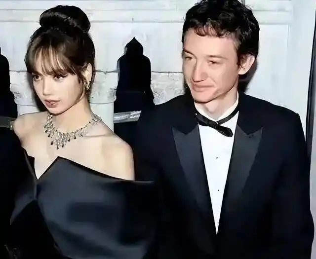 Lisa巡演争议舞步引热议,圣诞合作传闻引爆粉丝圈