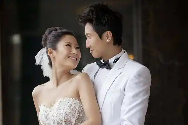 港星周家蔚洪天明夫妇全家迁居深圳,宣布永不回流香港